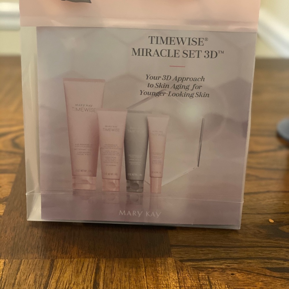 COPY - COPY - Mary Kay Time Wise Miracle 3D set.